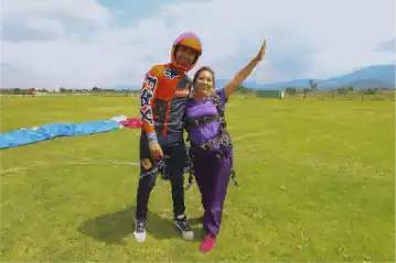 Mujer después de aterrizar de su salto en paracaídas