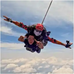 saltando en paracaídas entre las nubes en cuautla